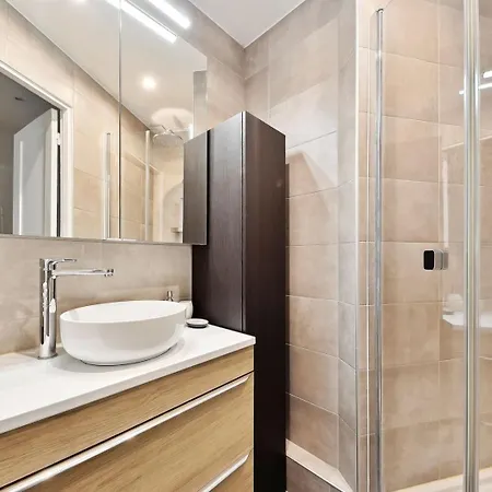 Appartement Bnbnook - Spacious 2br Near Eiffel Tower & Seine Parijs