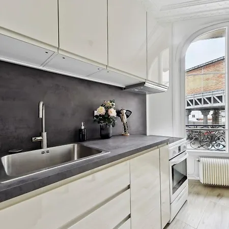 Bnbnook - Spacious 2br Near Eiffel Tower & Seine Parijs